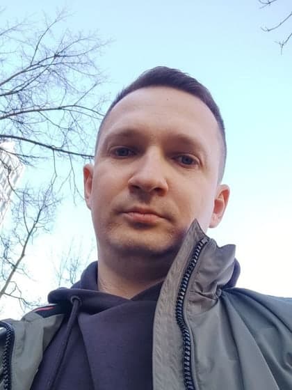 Обычное селфи с телефона — на улице